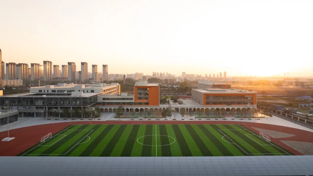 呼和浩特市第四中学南校区 · 2